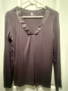 GAP Women's Long Sleeve V-Neck Top in Dark Gray with Satin Trim